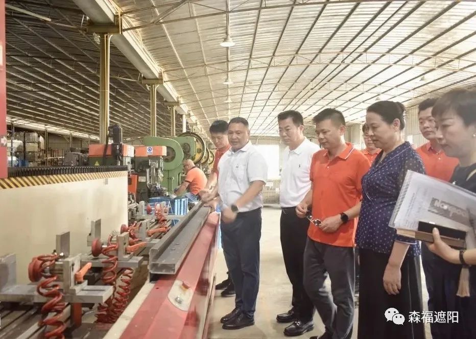 高溫慰問送清涼，點滴關(guān)懷沁人心——寧興控股公司領(lǐng)導(dǎo)走進(jìn)森福遮陽車間